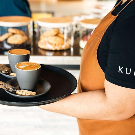 Hotel Pullman Auckland Airport Exteriér fotografie A server holding a tray of coffee