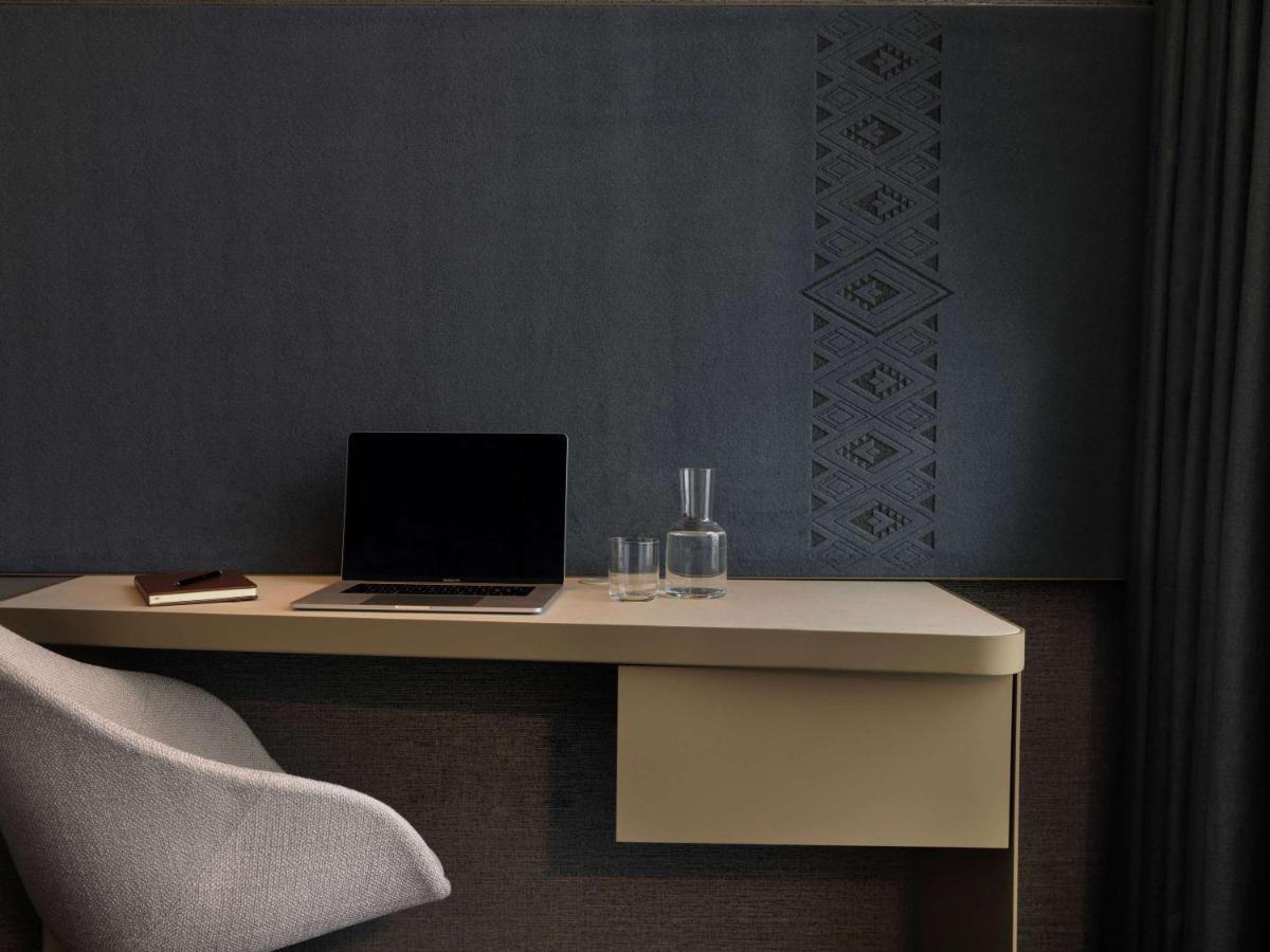 Hotel Pullman Auckland Airport Exteriér fotografie A wall decorated with a stencil