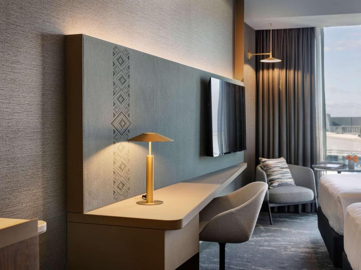 Hotel Pullman Auckland Airport Exteriér fotografie A guest room at the hotel