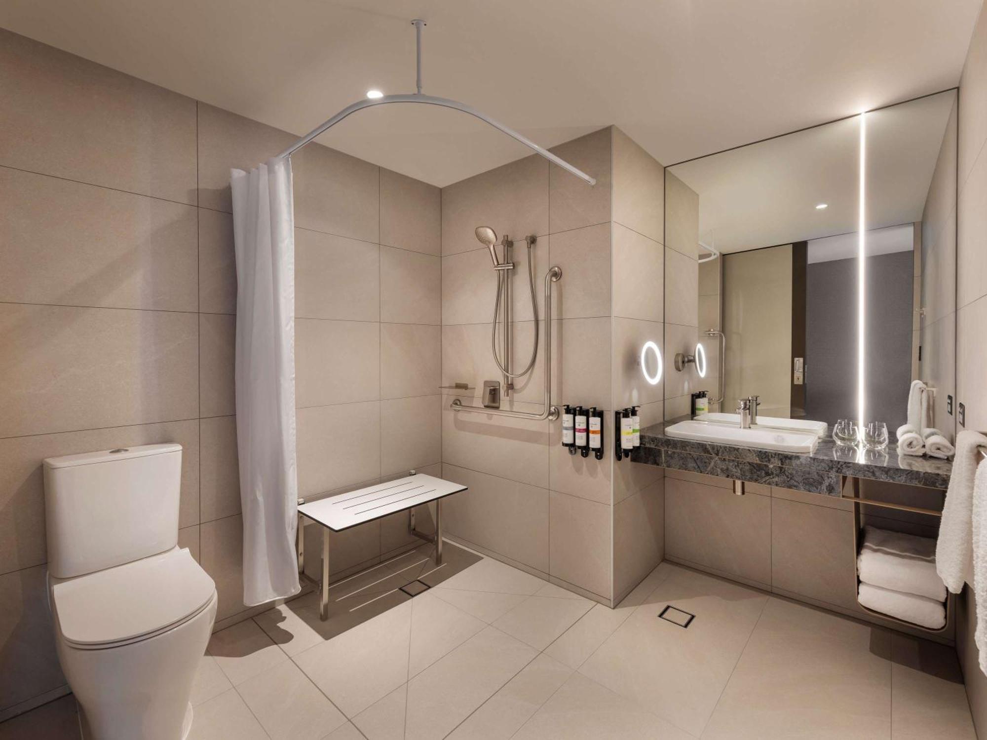 Hotel Pullman Auckland Airport Exteriér fotografie A typical bathroom in a hotel