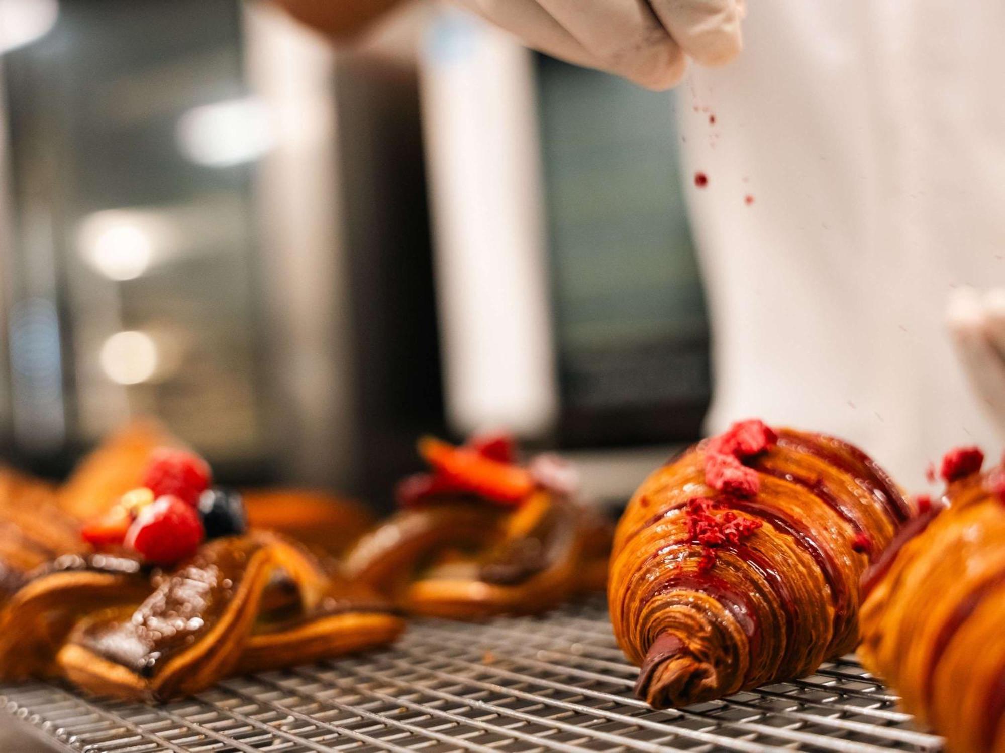 Hotel Pullman Auckland Airport Exteriér fotografie Croissants being dusted with powdered sugar