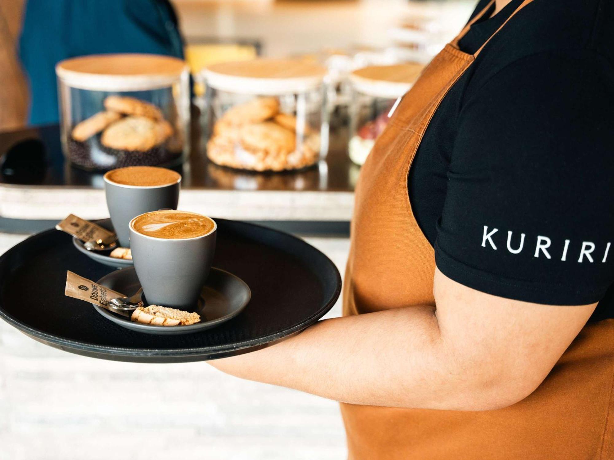 Hotel Pullman Auckland Airport Exteriér fotografie A server holding a tray of coffee